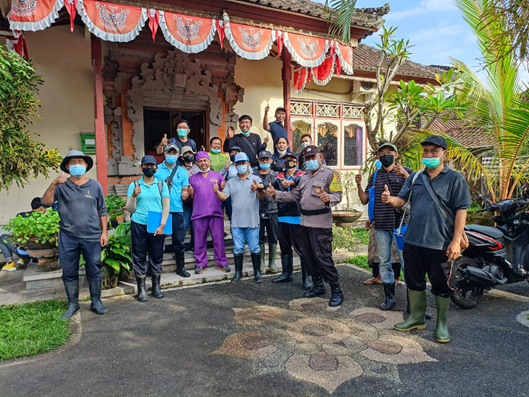 Fakultas Kedokteran Hewan Universitas Udayana dan Perhimpunan Dokter Hewan Indonesia Turun Membantu Vaksinasi PMK Di Gianyar